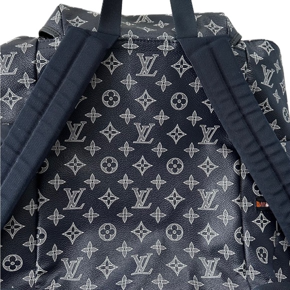 Louis Vuitton Black Backpack with Monogram Pattern and Drawstring Closure - Picture 3 of 5